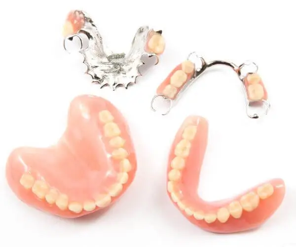 Eine Teilprothese ist eine ideale Lösung für fehlende Zähne. Erfahren Sie mehr über Teilprothesen, ihre Vorteile und den Prozess hier.