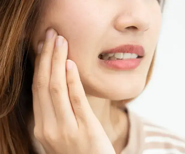 Erfahren Sie, warum Ihre Zähne empfindlich sind und wie Sie die Empfindlichkeit effektiv mit natürlichen Methoden lindern